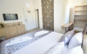 Villa Nina Hotel & Lounge Bar
